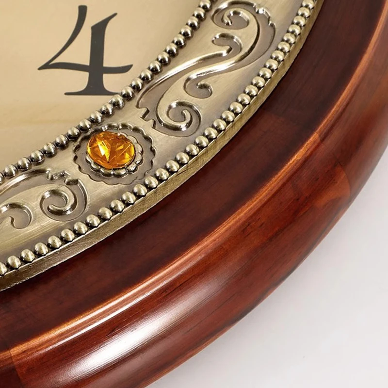 ساعة حائط عصرية بإطار خشبي صلب - مراجعة Luxury Watch Europe وسعره