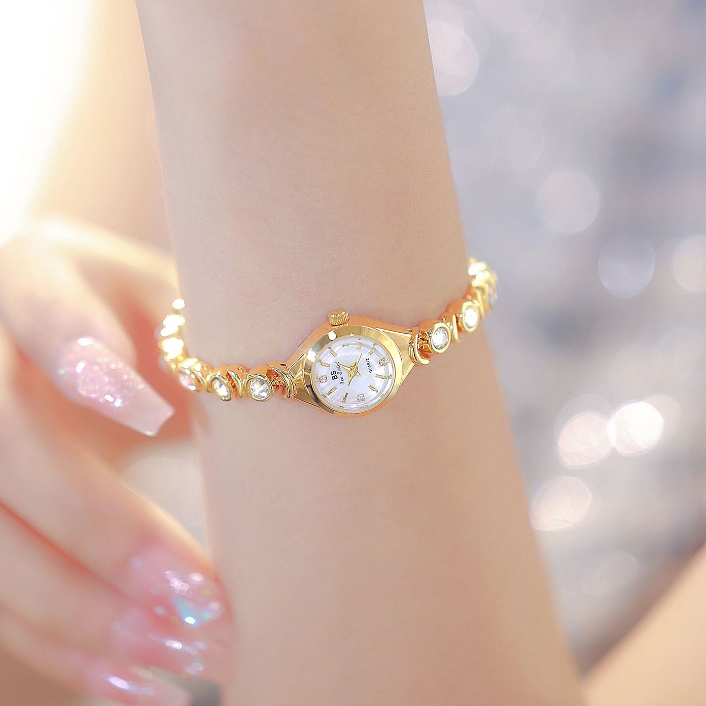 السيدات مشاهدة ضوء قائمة العلا - مراجعة Luxury Watch Brand List وسعره