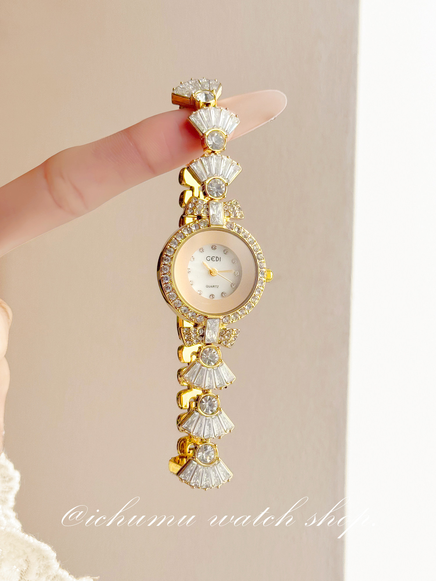 ساعة نسائية بتصميم حورية البحر - مراجعة Luxury Watch Diamond وسعره