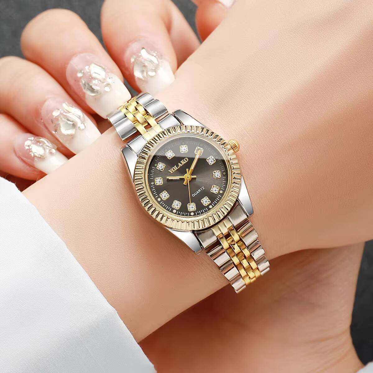 ساعة كوارتز نسائية عصرية مرصعة - مراجعة Luxury Watch Case Travel وسعره