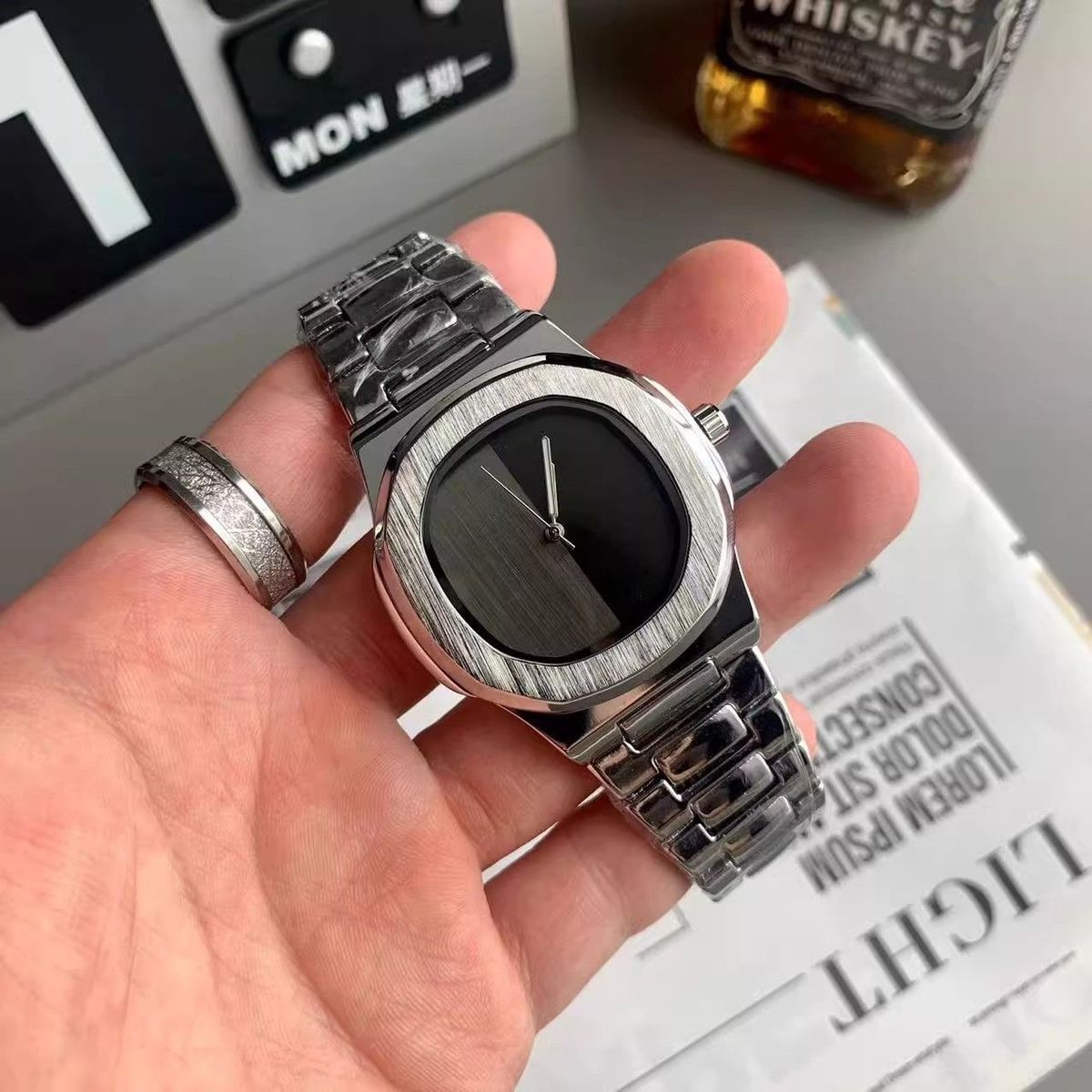 ساعة يد رجالية بشعار مخصص، ساع - مراجعة Luxury Watch Logo وسعره