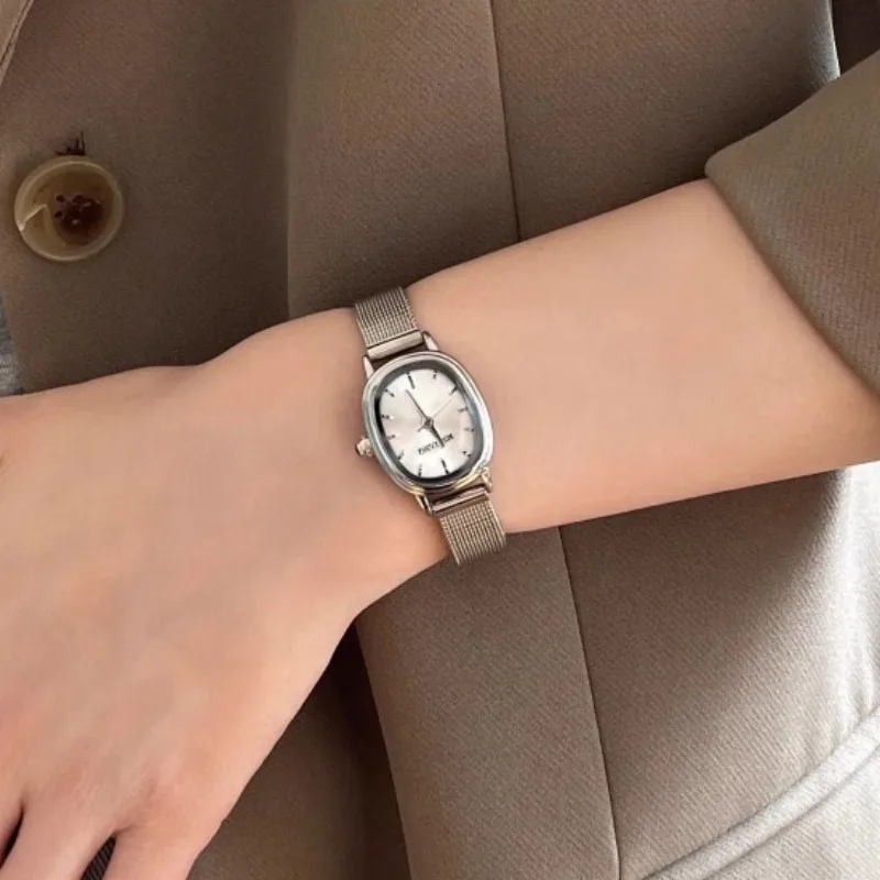 صغيرة البيضاوي الهاتفي الأخضر  - مراجعة Luxury Watch Ladies وسعره